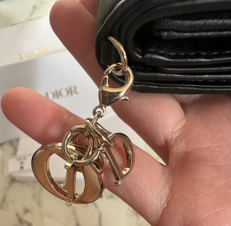 DIOR ディオール レディディオール 黒 ロータス ウォレット カナージュ 3（ブランド財布・小物）の商品画像 - 査定依頼日：2025年6月29日 - 最高査定価格：30,000円