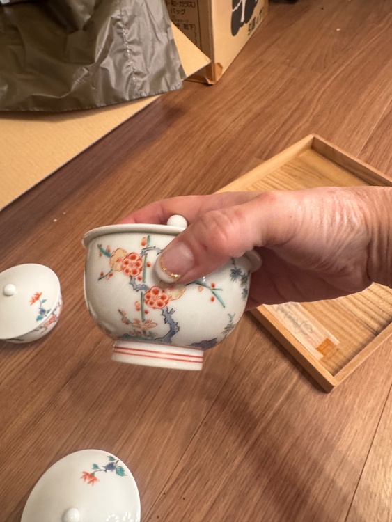 13代柿右衛門　湯呑み（美術品・骨董品）の商品画像 - 査定依頼日：2026年1月31日 - 最高査定価格：8,000円