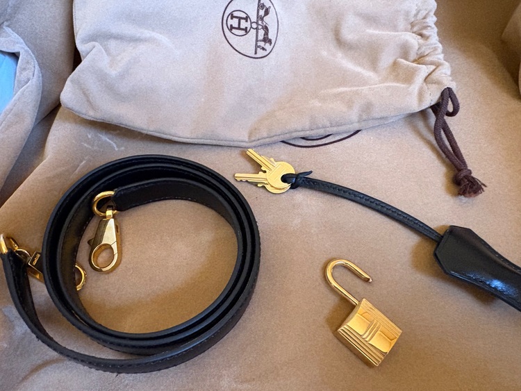 外縫い　ボックスカーフ　金金具　35（ブランドバッグ）の商品画像 - 査定依頼日：2025年11月24日 - 最高査定価格：1,350,000円