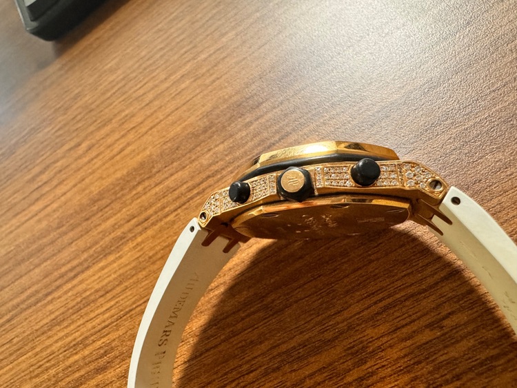 オーデマピゲ ロイヤルオークオフショア （高級時計）の商品画像 - 査定依頼日：2025年8月28日 - 最高査定価格：2,000,000円