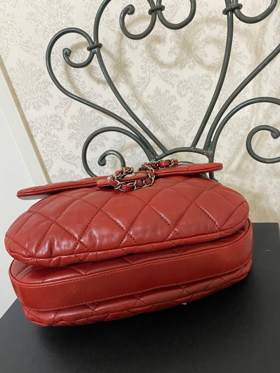 シャネル　ラムスキンマトラッセ　レッド（ブランドバッグ）の商品画像 - 査定依頼日：2024年5月4日