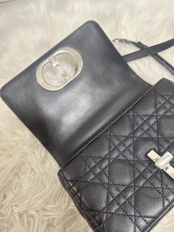 Dior30 Montaigne（ブランドバッグ）の商品画像 - 査定依頼日：2026年8月28日 - 最高査定価格：230,000円