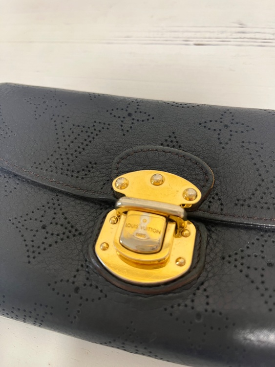 ルイヴィトン マヒナ ポルトフォイユ アメリア 長財布（ブランド財布・小物）の商品画像 - 査定依頼日：2025年9月14日 - 最高査定価格：8,000円