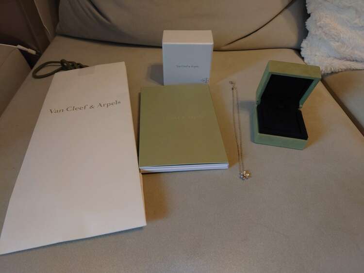 フリヴォル ペンダント18K ホワイトゴールドダイヤモンド VCARP3W300（宝石）の商品画像 - 査定依頼日：2024年4月22日 - 最高査定価格：370,000円