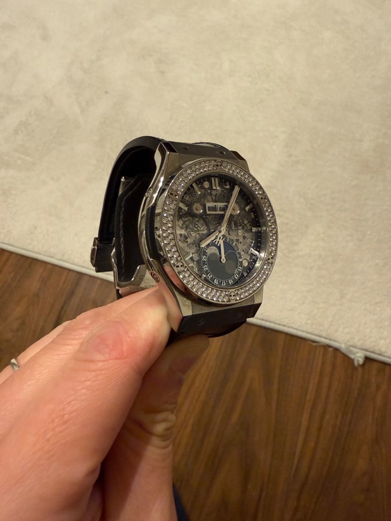 ウブロ クラシックフュージョン ウブロ クラシック・フュージョン アエロ・フュージョン ムーンフェイズ チタニウム ダイヤモンド（高級時計）の商品画像 - 査定依頼日：2025年8月7日 - 最高査定価格：1,800,000円