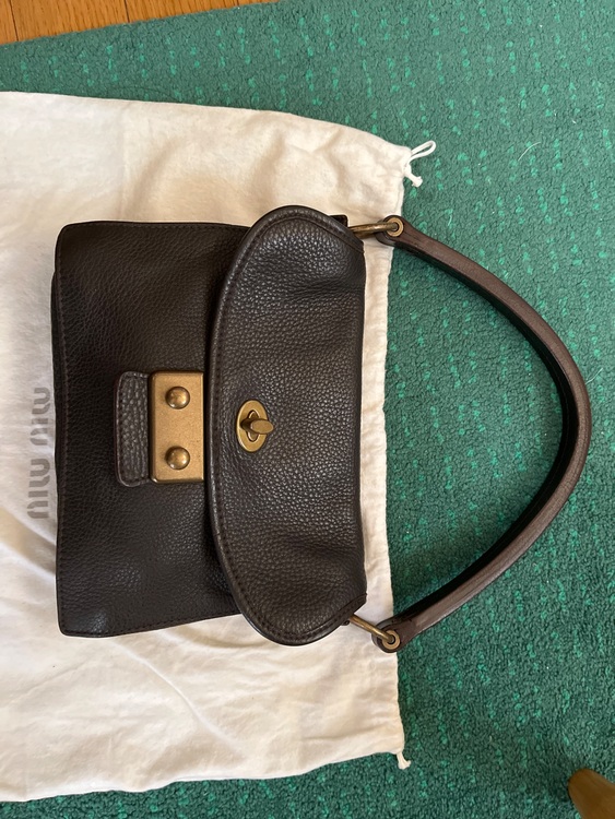 ミュウミュウ  （ブランドバッグ）の商品画像 - 査定依頼日：2025年8月26日 - 最高査定価格：28,000円