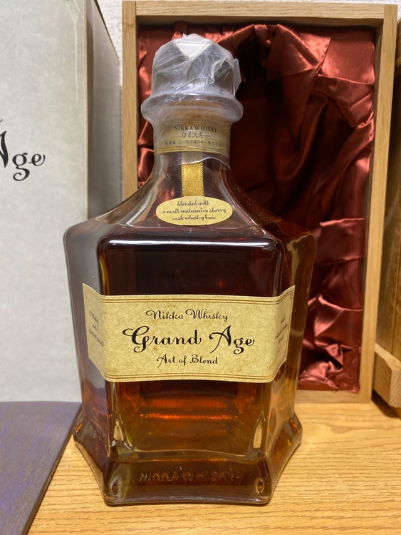ニッカウイスキーグランドエイジ　660ml 45％（お酒）の商品画像 - 査定依頼日：2025年8月19日 - 最高査定価格：13,000円