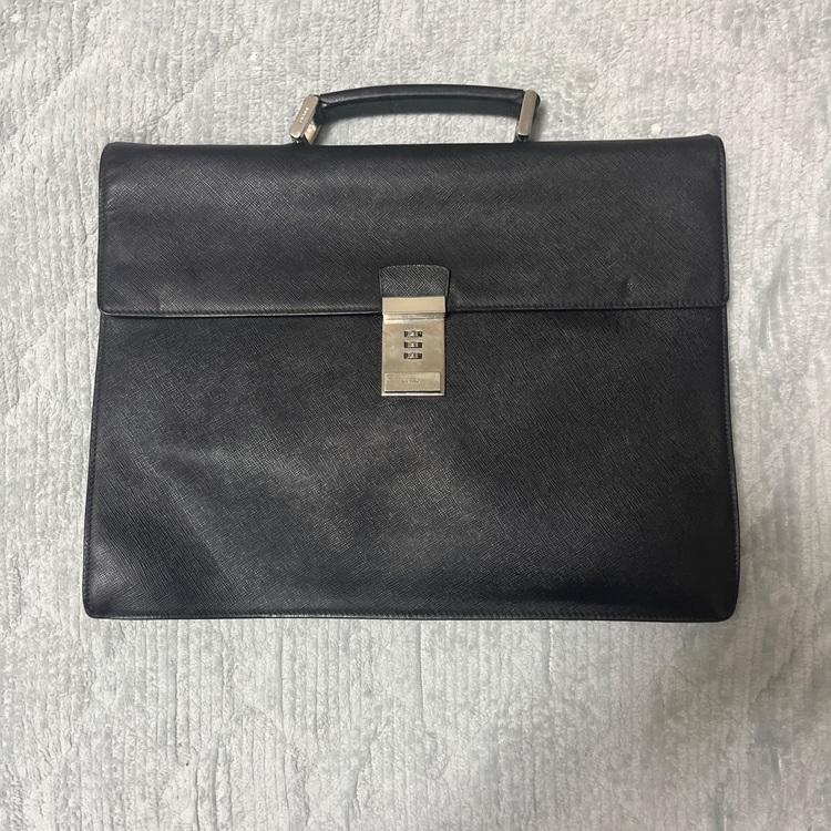 プラダ　サフィアーノ　ブリーフケース（ブランドバッグ）の商品画像 - 査定依頼日：2025年7月24日 - 最高査定価格：30,000円