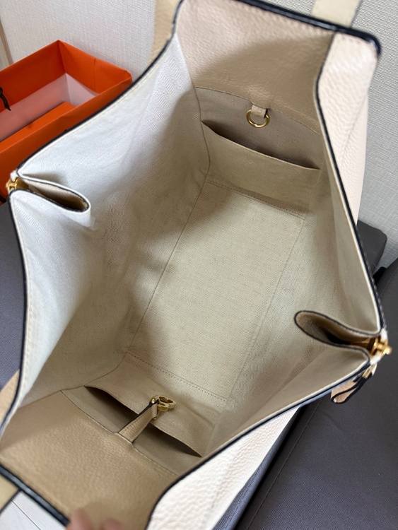 ロエベ　ハンモック　スモールサイズ（ブランドバッグ）の商品画像 - 査定依頼日：2026年4月19日 - 最高査定価格：100,000円