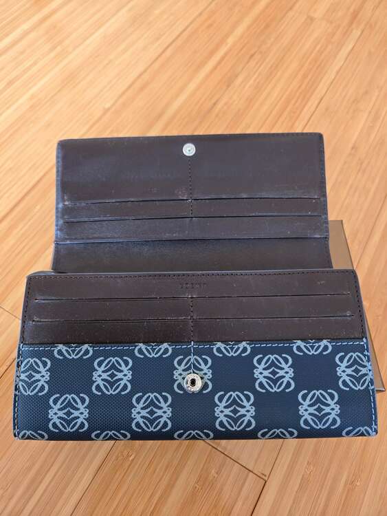 ロエベ　長財布（ブランド財布・小物）の商品画像 - 査定依頼日：2025年2月9日 - 最高査定価格：5,000円