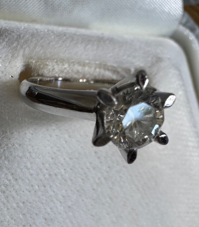 天然ダイヤモンド1.02ct、P900リング（宝石）の商品画像 - 査定依頼日：2025年8月4日 - 最高査定価格：270,000円