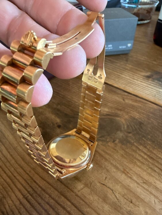 ロレックス パーペチュアルデイト （高級時計）の商品画像 - 査定依頼日：2025年3月25日 - 最高査定価格：2,400,000円