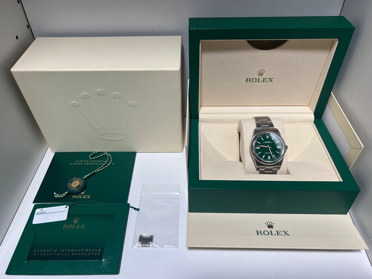 オイスターパーペチュアル41mm グリーン（高級時計）の商品画像 - 査定依頼日：2026年2月22日 - 最高査定価格：1,500,000円