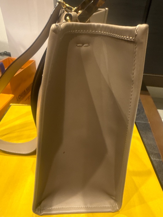 フェンディ サンシャイン ミディアム（ブランドバッグ）の商品画像 - 査定依頼日：2025年8月4日 - 最高査定価格：100,000円