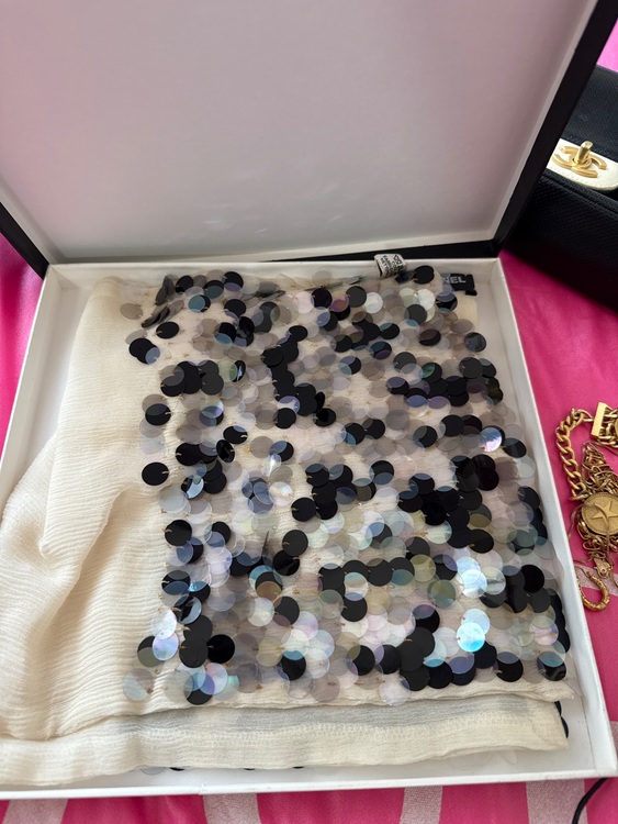 スカーフ（ブランド財布・小物）の商品画像 - 査定依頼日：2025年8月14日 - 最高査定価格：12,000円