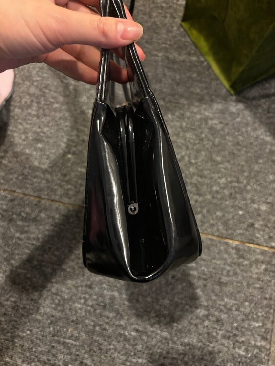 チョコバーパテントレザーショルダーバッグ（ブランドバッグ）の商品画像 - 査定依頼日：2025年5月8日 - 最高査定価格：80,000円