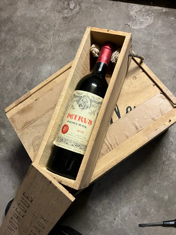 ワイン シャトー・ペトリュス （お酒）の商品画像 - 査定依頼日：2025年3月30日 - 最高査定価格：150,000円