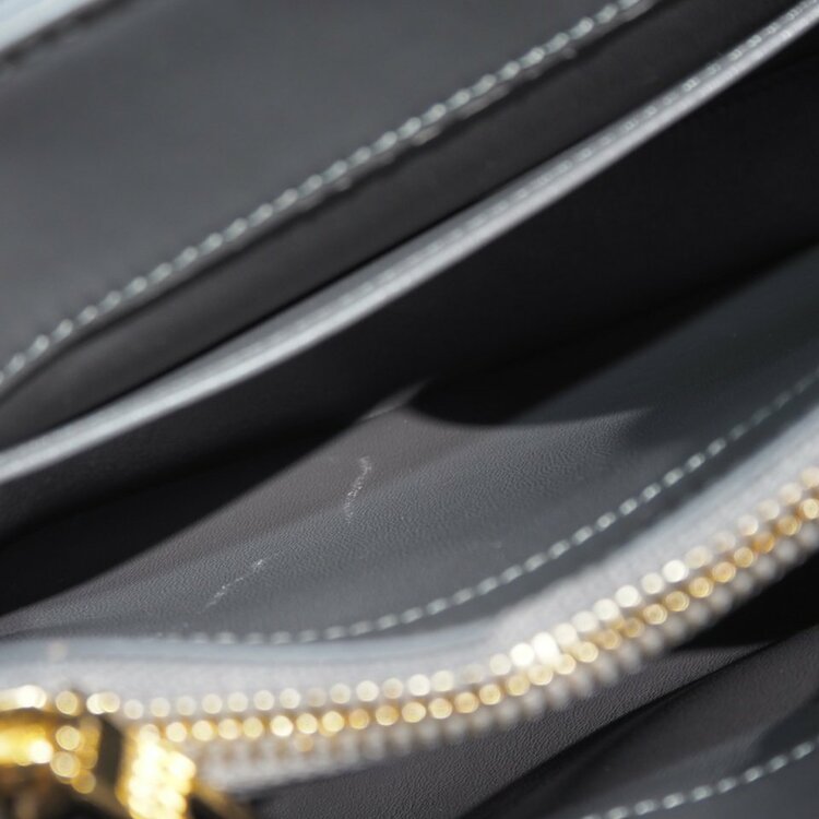 CELINE セリーヌ スモール 16（セーズ） バッグ サチネイテッドカーフスキングレー（ブランドバッグ）の商品画像 - 査定依頼日：2026年8月9日 - 最高査定価格：180,000円