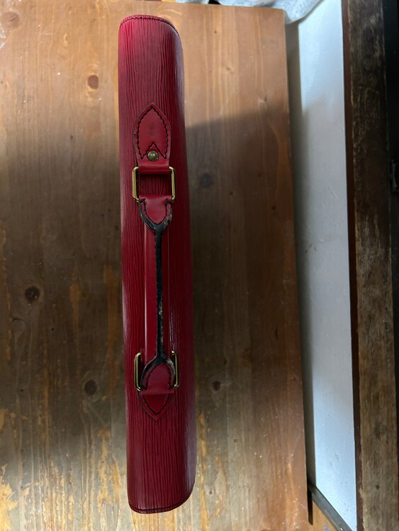 ルイヴィトン　LOUISVUITTON ブリーフケース セルヴィエット　エピ ビ（ブランドバッグ）の商品画像 - 査定依頼日：2025年2月27日 - 最高査定価格：10,000円