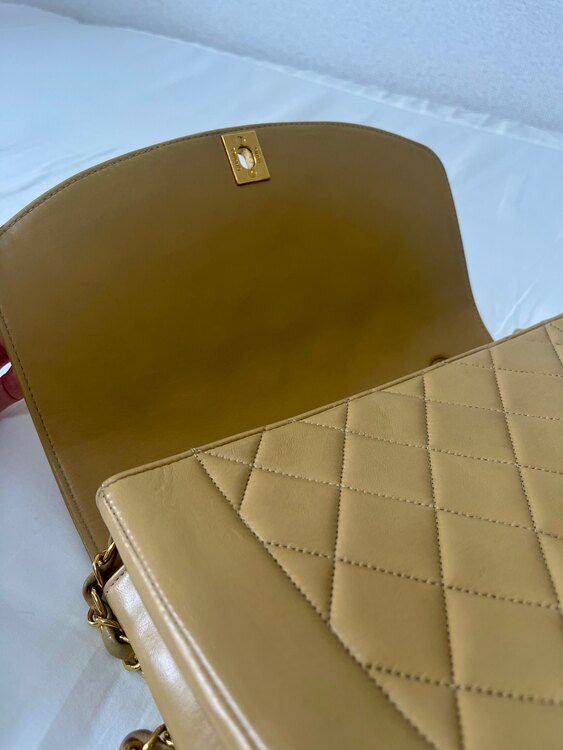 シャネル　ダイアナマトラッセ　ベージュ（ブランドバッグ）の商品画像 - 査定依頼日：2025年5月1日 - 最高査定価格：300,000円