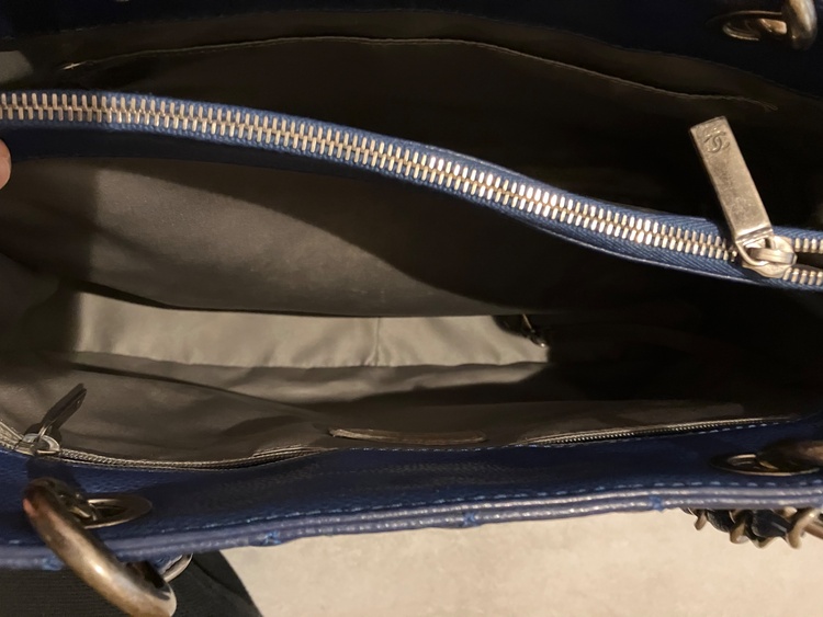 GSTトート　ネイビー　キャビアスキン（ブランドバッグ）の商品画像 - 査定依頼日：2026年3月5日 - 最高査定価格：240,000円