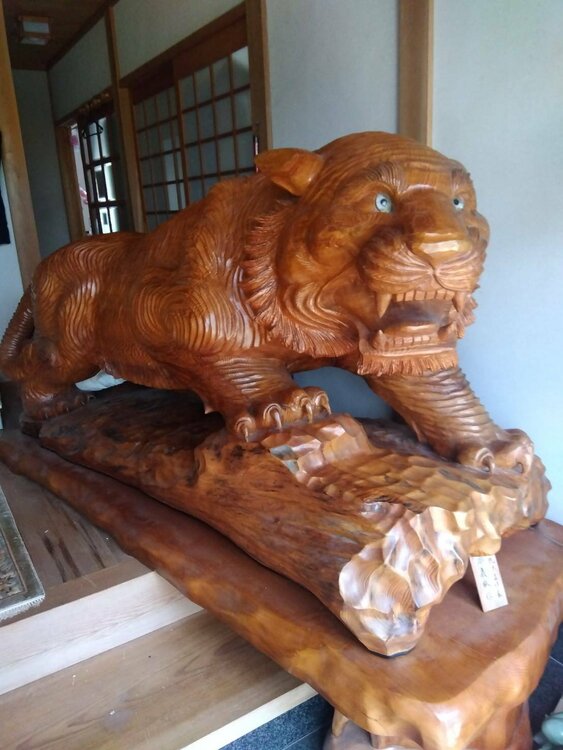 屋久杉一本彫 虎置物 約2メートル（美術品・骨董品）の商品画像 - 査定依頼日：2026年8月5日 - 最高査定価格：5,000円
