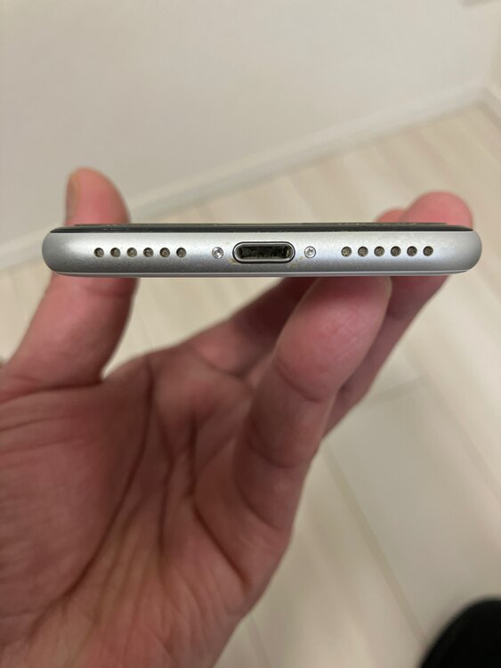 iPhonese第二世代（スマホ）の商品画像 - 査定依頼日：2025年4月8日 - 最高査定価格：10,000円