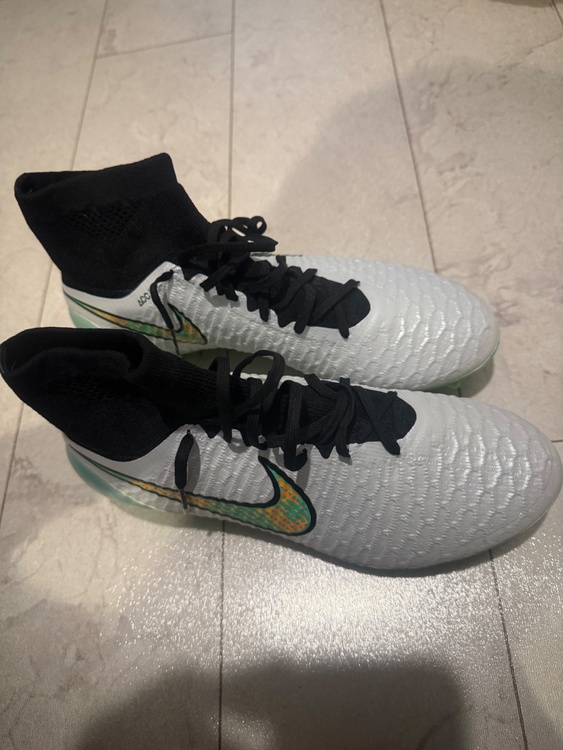 その他 その他 - ブランド: Nike - 色: ホワイト - モデル名: Magista - 特徴: ハイカットデザイン - ソールタイプ: FG（ファームグラウンド）（高級時計）の商品画像 - 査定依頼日：2025年12月22日 - 最高査定価格：100,000円