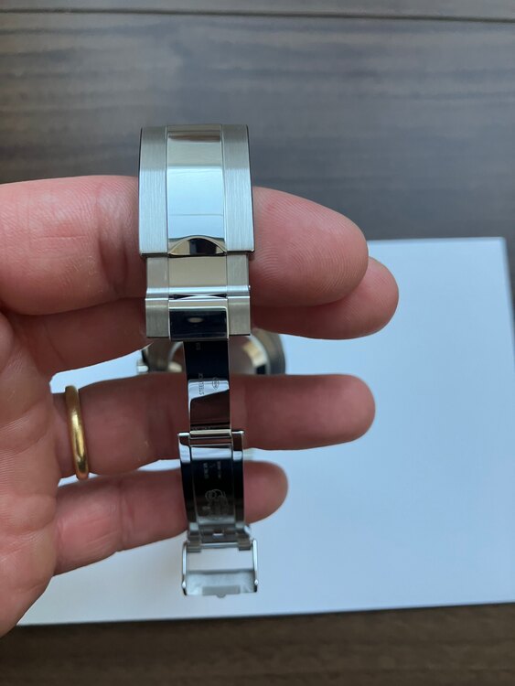 ロレックス GMTマスター 126710blnq（高級時計）の商品画像 - 査定依頼日：2025年4月20日 - 最高査定価格：2,280,000円