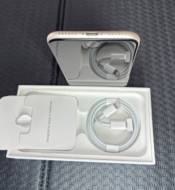 iPhoneSE第3世代64GBスターライト（スマホ）の商品画像 - 査定依頼日：2026年4月17日 - 最高査定価格：20,000円