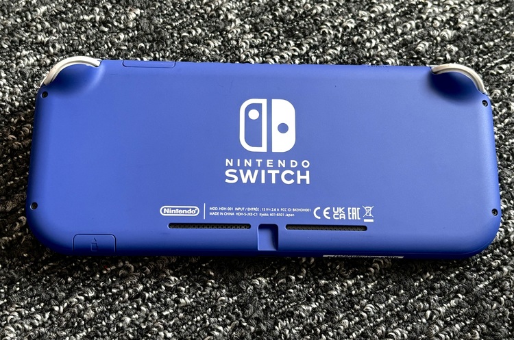 ニンテンドースイッチ　ライト（ゲーム機本体・ゲームソフト）の商品画像 - 査定依頼日：2023年11月2日 - 最高査定価格：9,000円