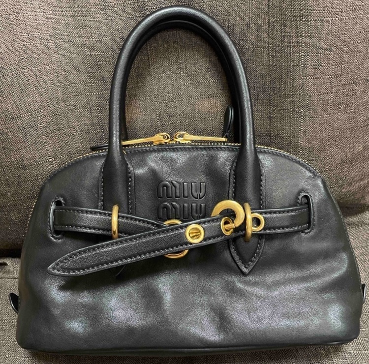 ミュウミュウ  （ブランドバッグ）の商品画像 - 査定依頼日：2025年8月19日 - 最高査定価格：300,000円