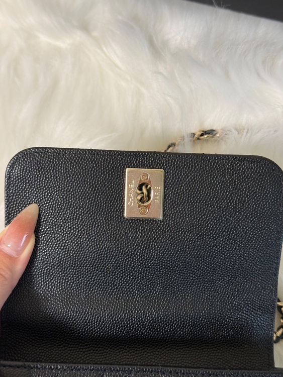 CHANEL ショルダーバッグ マイクロ ココハンドル AP4245 B0506（ブランドバッグ）の商品画像 - 査定依頼日：2026年5月15日 - 最高査定価格：600,000円