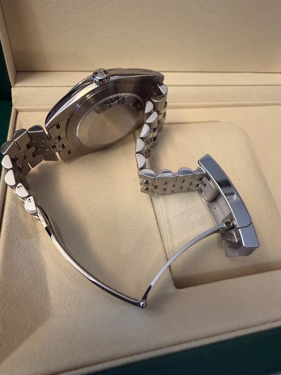 ロレックス デイトジャスト 126300（高級時計）の商品画像 - 査定依頼日：2025年11月20日 - 最高査定価格：1,610,000円