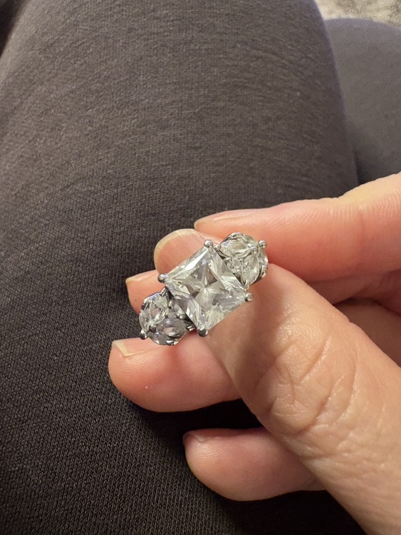 刻印は、pt900と、4.23のみ 真ん中のスクエア型ダイヤの サイズは、  8（金・貴金属）の商品画像 - 査定依頼日：2026年3月8日 - 最高査定価格：8,000,000円