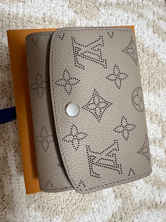 ポルトフォイユイリス　コンパクト　マヒナ（ブランド財布・小物）の商品画像 - 査定依頼日：2026年2月26日 - 最高査定価格：32,000円