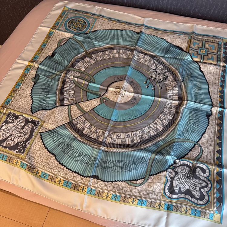 スカーフ（ブランド財布・小物）の商品画像 - 査定依頼日：2025年7月31日 - 最高査定価格：10,000円