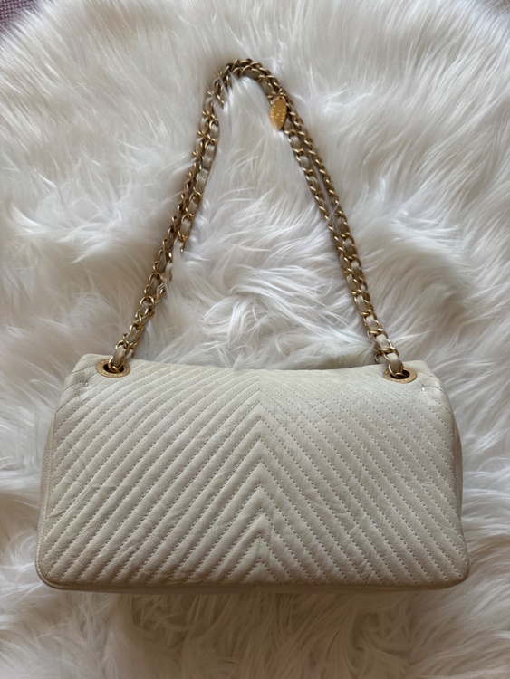 CHANEL シェブロンステッチ　白 21番台（ブランドバッグ）の商品画像 - 査定依頼日：2026年10月7日 - 最高査定価格：1,600,000円