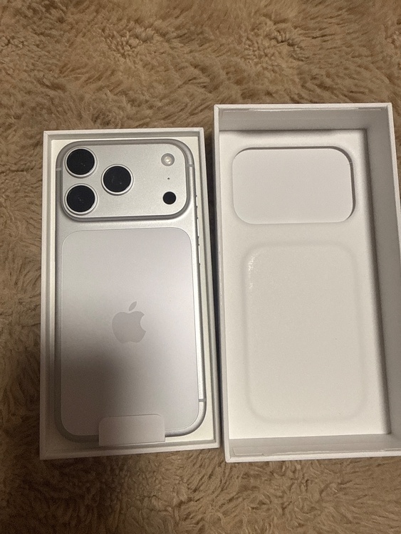 iPhone iPhone 17 Pro 256GB au（スマホ）の商品画像 - 査定依頼日：2026年6月1日 - 最高査定価格：186,000円