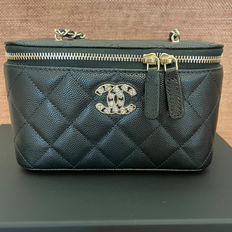 CHANEL 25P マトラッセ バニティバッグ キャビアスキン 黒（ブランドバッグ）の商品画像 - 査定依頼日：2025年4月13日 - 最高査定価格：400,000円