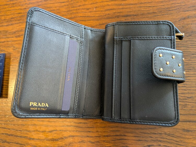 スタッズレザー二つ折り財布　1ML018　2C3H（ブランド財布・小物）の商品画像 - 査定依頼日：2025年12月10日 - 最高査定価格：20,000円