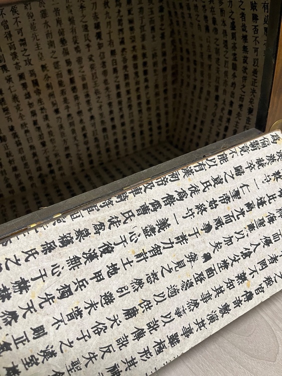 「関羽・武安王に関する漢文資料が内側全面に貼られている古い木箱です。関帝関係の古（美術品・骨董品）の商品画像 - 査定依頼日：2026年8月12日 - 最高査定価格：5,000円