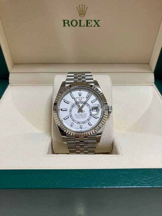 ロレックス スカイドゥエラー 33693（高級時計）の商品画像 - 査定依頼日：2025年4月21日 - 最高査定価格：2,950,000円