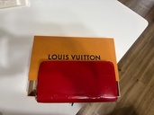 ルイヴィトン ジッピーウォレット モノグラム・ヴェルニ 赤」（ブランド財布・小物）の商品画像 - 査定依頼日：2026年9月26日 - 最高査定価格：2,000円