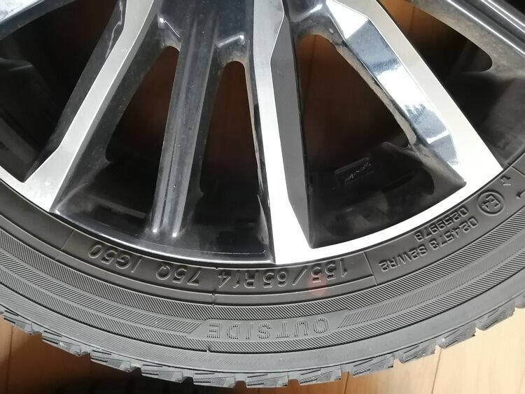 アルミホイール付きスタッドレスタイヤ（カー用品）の商品画像 - 査定依頼日：2025年10月15日 - 最高査定価格：6,000円