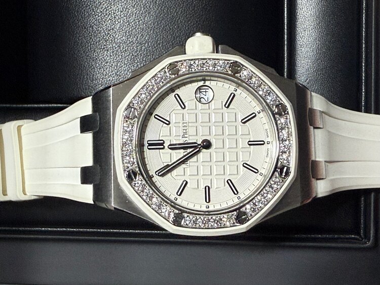 ロイヤルオークオフショア ベゼルダイヤ 37mm（高級時計）の商品画像 - 査定依頼日：2025年5月20日 - 最高査定価格：2,750,000円