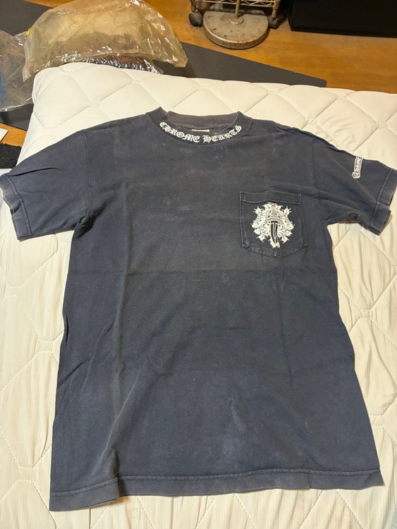 【ブランド】CHROME HEARTS（クロムハーツ） 【アイテム】半袖ポケットTシャツ／ネックロゴ・スクロールロゴ 【カラー】ブラック 【サイズ】S 【素材】COTTON 100%（古着・ファッション）の商品画像 - 査定依頼日：2026年8月25日 - 最高査定価格：20,000円