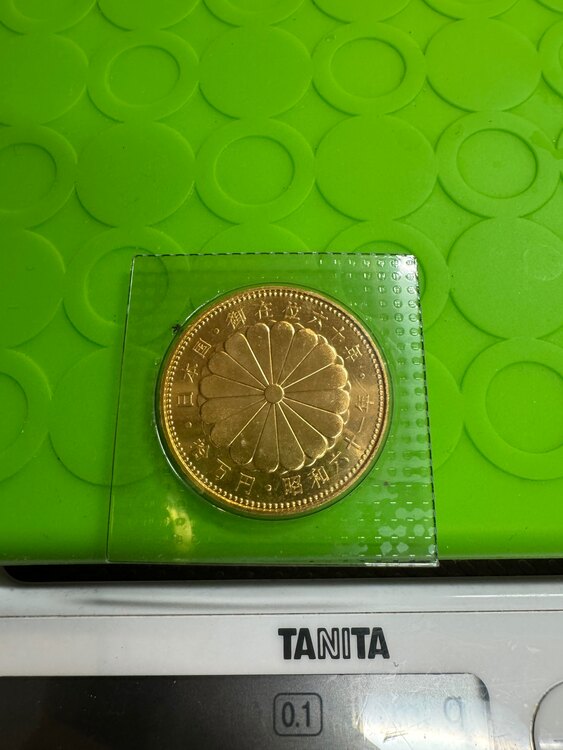 皇太子殿下御成婚 5万円金貨 2枚 天皇陛下御在位60年 10万円金貨 1枚（金・貴金属）の商品画像 - 査定依頼日：2025年2月18日 - 最高査定価格：835,000円