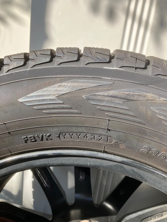 スタッドレスタイヤ（カー用品）の商品画像 - 査定依頼日：2025年11月24日 - 最高査定価格：12,000円