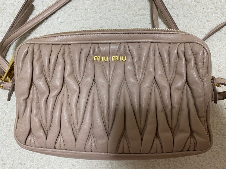 ミュウミュウ  （ブランドバッグ）の商品画像 - 査定依頼日：2025年6月6日 - 最高査定価格：50,000円